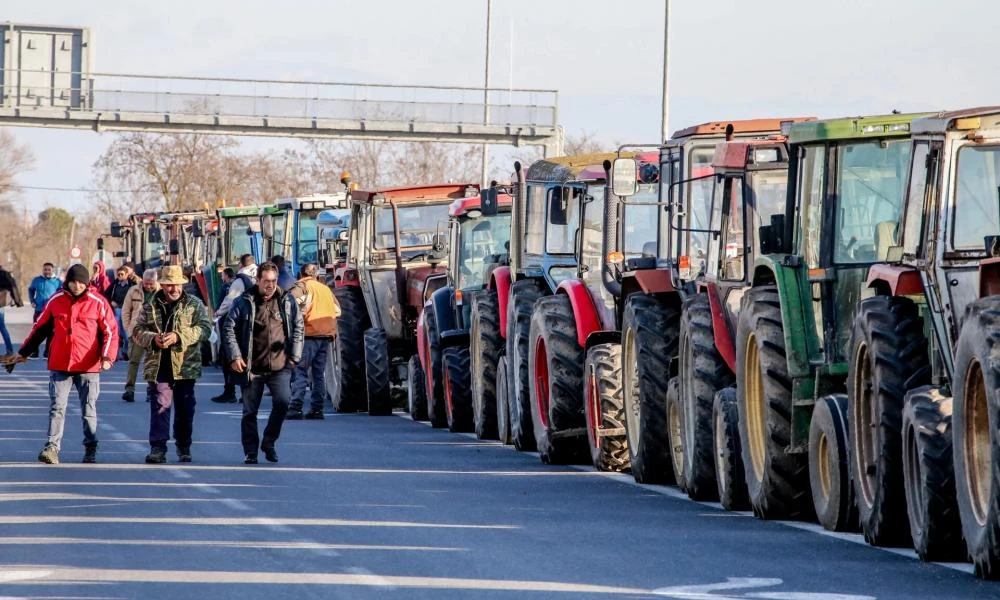 Φθιώτιδα: Οι αγρότες της Ανθήλης έβγαλαν ψησταριές στην εθνική οδό